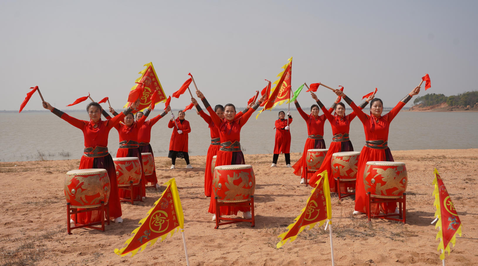 江西博阳李家文工团龙冈女子鼓舞队亮相西湖李家