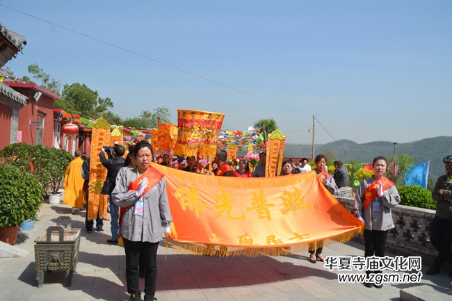 太原南山寺吉祥普佛法会天空现万朵祥云