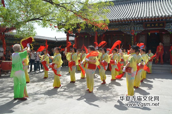 太原南山寺吉祥普佛法会天空现万朵祥云