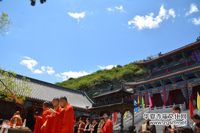 太原南山寺吉祥普佛法会天空现万朵祥云