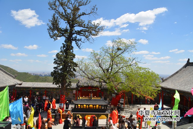 太原南山寺吉祥普佛法会天空现万朵祥云