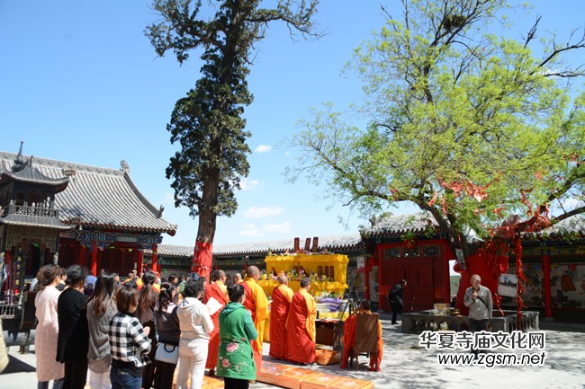 太原南山寺吉祥普佛法会天空现万朵祥云