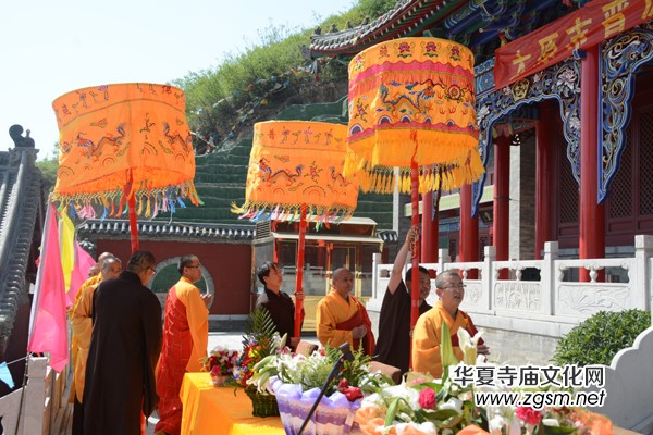 太原南山寺吉祥普佛法会天空现万朵祥云