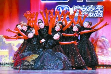 郑州师院23名聋哑小伙穿黑纱裙舞蹈 惹哭范冰冰