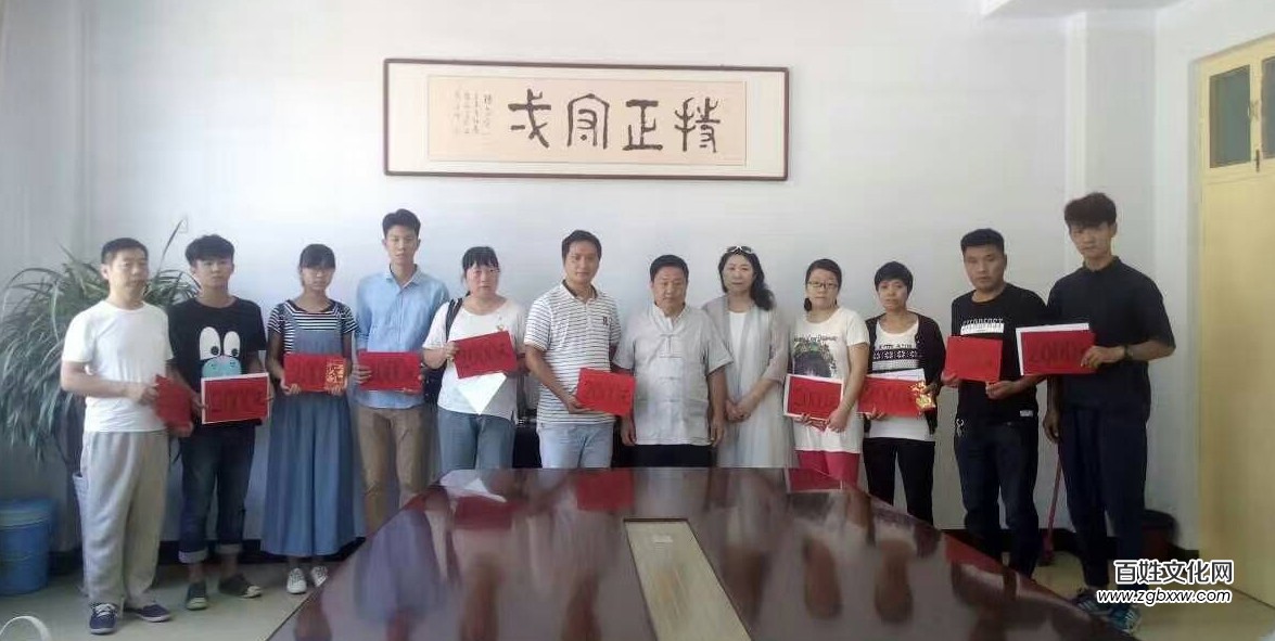 安阳民建会员秦宪法向市正一中学贫困生捐助