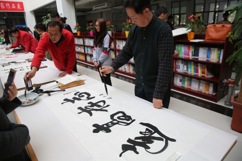纪念红军长征胜利80周年军旅书画家作品展在郑州举办