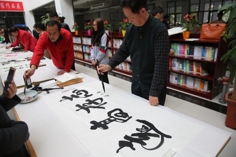 纪念红军长征胜利80周年军旅书画家作品展在郑州举办 纪念红军长征胜利80周年军旅书画家作品展在郑州举办