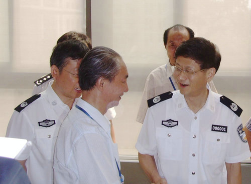 严太平：翰墨警魂路 潇洒写人生