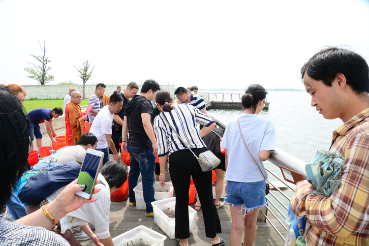 都市禅堂上海达梵天 善缘天下 放生祈福祖国昌泰