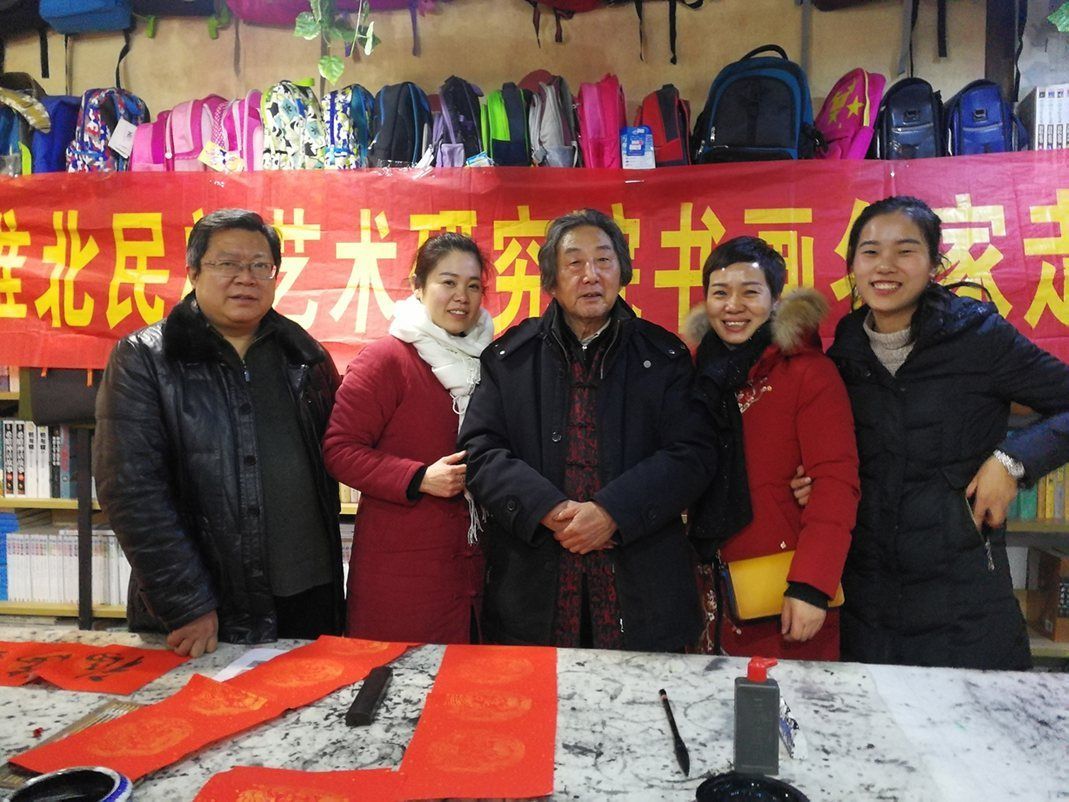 淮北民间艺术研究院携手树人文化生活馆在安康路为市民送春联