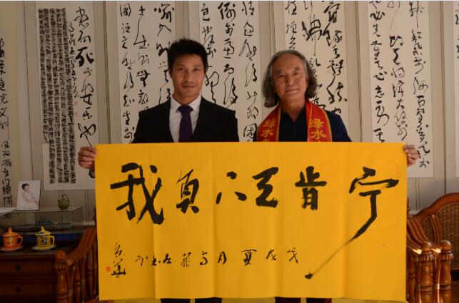 高菲——左笔凌空悬书第一人 高菲——左笔凌空悬书第一人