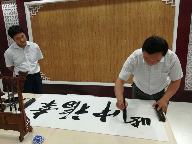 河南国学书画院名家莅临安阳幸福中学指导交流书画艺术