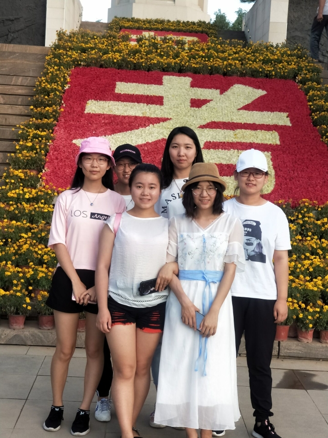 探索红色旅游：大学生走进西柏坡