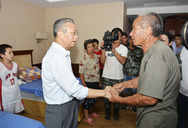 山东省委书记、潍坊市委书记在青州市委书记陪同下到九龙峪大酒店看望受灾群众