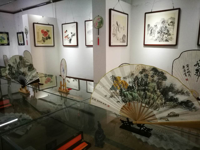 庆中秋. 迎国庆、李爱菊师生国画作品展