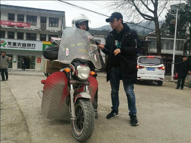 感动|贵州80后北漂诗人 十日六千里走单骑 只为带遇害父亲回故乡 感动|贵州80后北漂诗人 十日六千里走单骑 只为带遇害父亲回故乡
