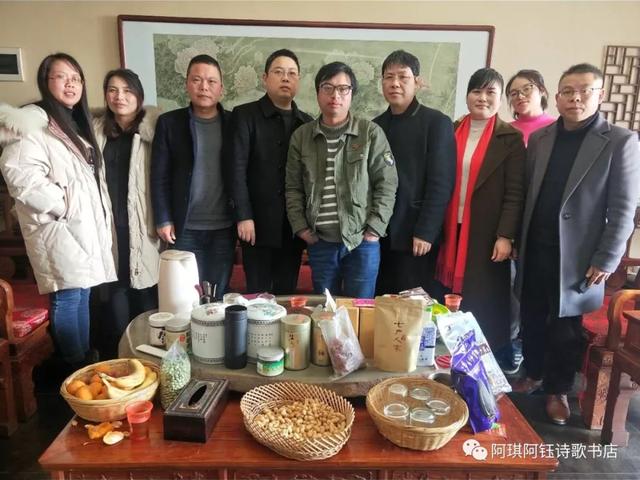 感动|贵州80后北漂诗人 十日六千里走单骑 只为带遇害父亲回故乡 感动|贵州80后北漂诗人 十日六千里走单骑 只为带遇害父亲回故乡