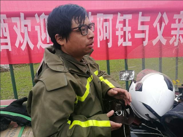 感动|贵州80后北漂诗人 十日六千里走单骑 只为带遇害父亲回故乡 感动|贵州80后北漂诗人 十日六千里走单骑 只为带遇害父亲回故乡