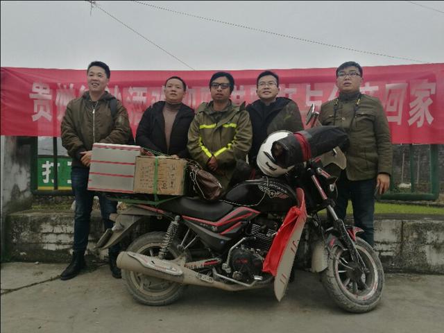 感动|贵州80后北漂诗人 十日六千里走单骑 只为带遇害父亲回故乡 感动|贵州80后北漂诗人 十日六千里走单骑 只为带遇害父亲回故乡
