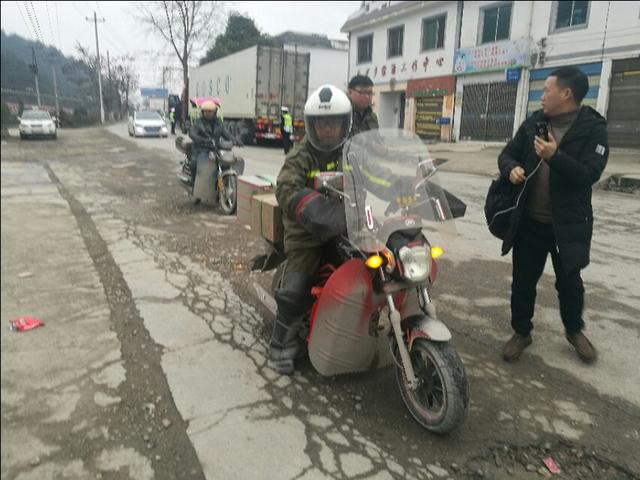 感动|贵州80后北漂诗人 十日六千里走单骑 只为带遇害父亲回故乡 感动|贵州80后北漂诗人 十日六千里走单骑 只为带遇害父亲回故乡