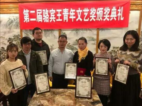 感动|贵州80后北漂诗人 十日六千里走单骑 只为带遇害父亲回故乡 感动|贵州80后北漂诗人 十日六千里走单骑 只为带遇害父亲回故乡