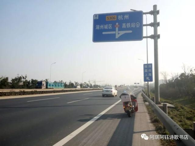 感动|贵州80后北漂诗人 十日六千里走单骑 只为带遇害父亲回故乡 感动|贵州80后北漂诗人 十日六千里走单骑 只为带遇害父亲回故乡