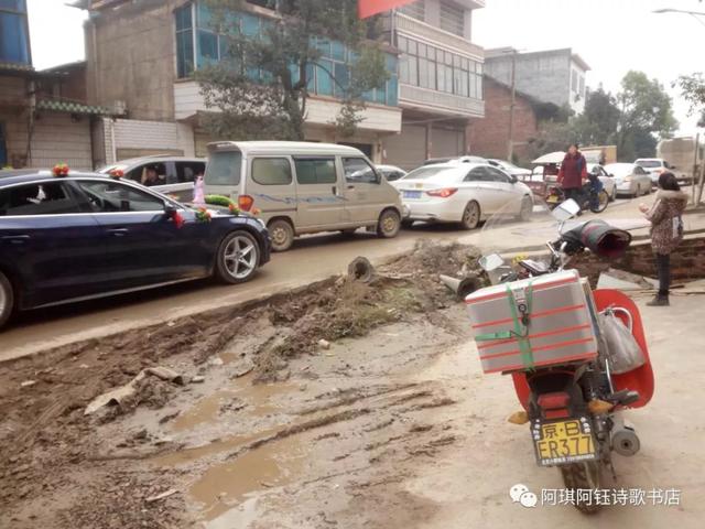 感动|贵州80后北漂诗人 十日六千里走单骑 只为带遇害父亲回故乡 感动|贵州80后北漂诗人 十日六千里走单骑 只为带遇害父亲回故乡