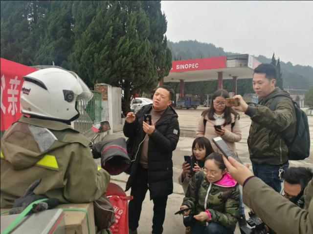 感动|贵州80后北漂诗人 十日六千里走单骑 只为带遇害父亲回故乡 感动|贵州80后北漂诗人 十日六千里走单骑 只为带遇害父亲回故乡