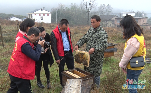 萍乡“爱心记者”坚守9年奔跑公益路 用大爱为贫弱群众撑起艳阳天