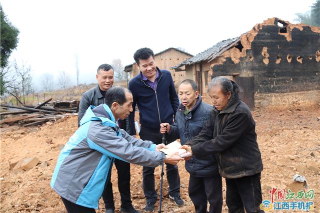 萍乡“爱心记者”坚守9年奔跑公益路 用大爱为贫弱群众撑起艳阳天