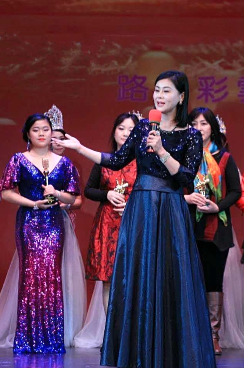 青年歌手奔月用歌声《醉美中国》《中国道路》庆祝新中国成立70周年