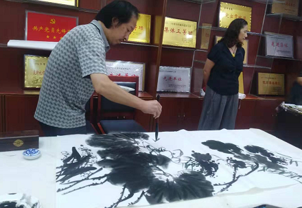 山东聊城举办迎国庆70周年市直下基层书画活动会 山东聊城举办迎国庆70周年市直下基层书画活动会