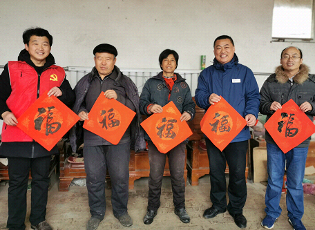 山东聊城市书法家进村庄举行“翰墨飘香,迎春送福”活动 山东聊城市书法家进村庄举行“翰墨飘香,迎春送福”活动