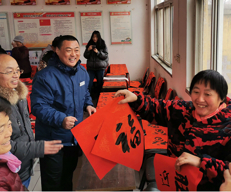 山东聊城市书法家进村庄举行“翰墨飘香,迎春送福”活动 山东聊城市书法家进村庄举行“翰墨飘香,迎春送福”活动