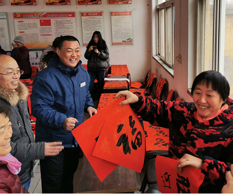 山东聊城市书法家进村庄举行“翰墨飘香，迎春送福”活动