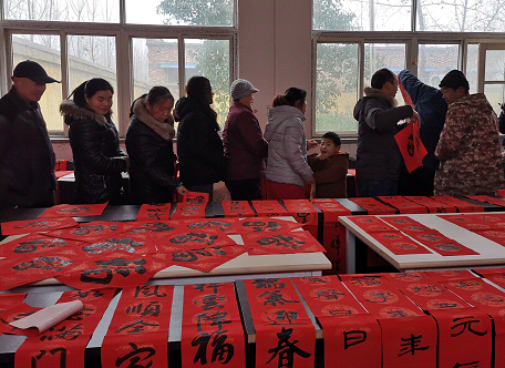 山东聊城市书法家进村庄举行“翰墨飘香,迎春送福”活动 山东聊城市书法家进村庄举行“翰墨飘香,迎春送福”活动