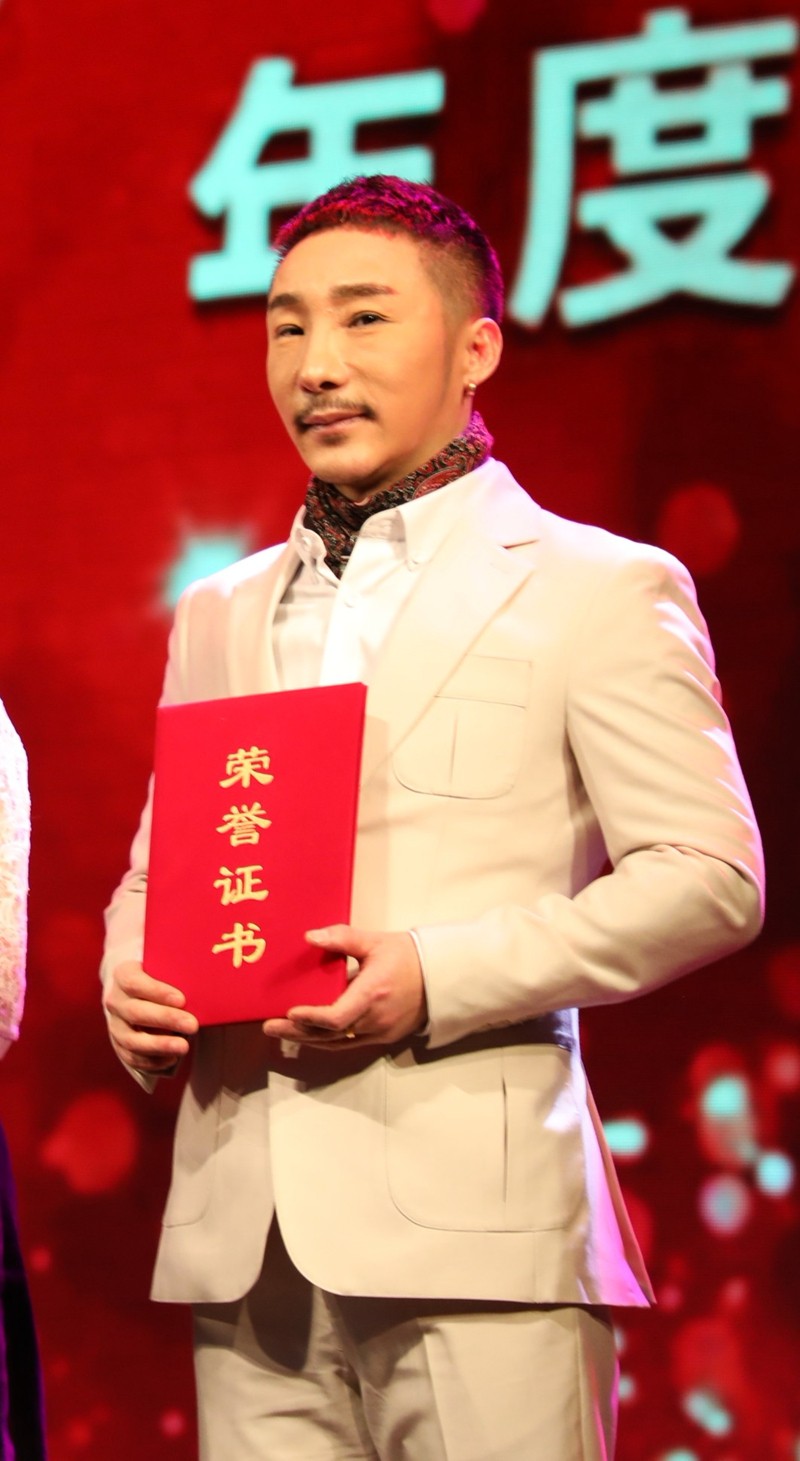 歌唱家齐航荣获“年度榜样人物”光荣称号