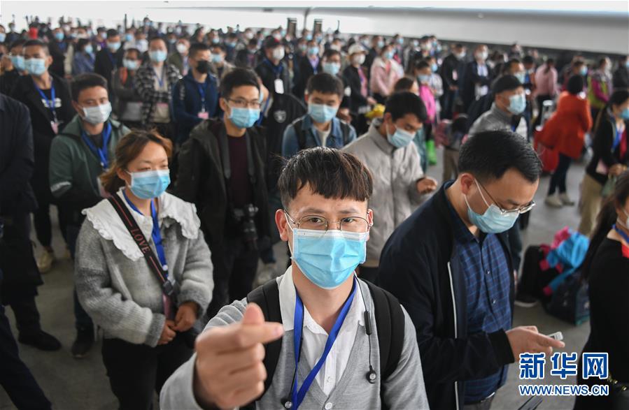 不同寻常的两会 万众一心的力量