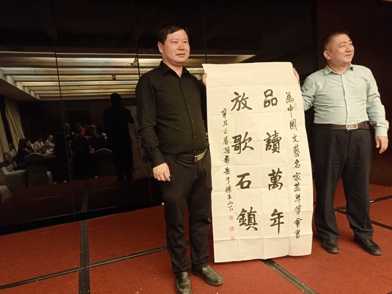 中国文艺名家“品读大美赣鄱 放歌万年石镇”采风系列活动举办 中国文艺名家“品读大美赣鄱 放歌万年石镇”采风系列活动举办