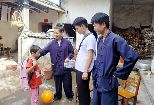 广西桂平市道教界开展“六一”儿童节慰问留守儿童活动