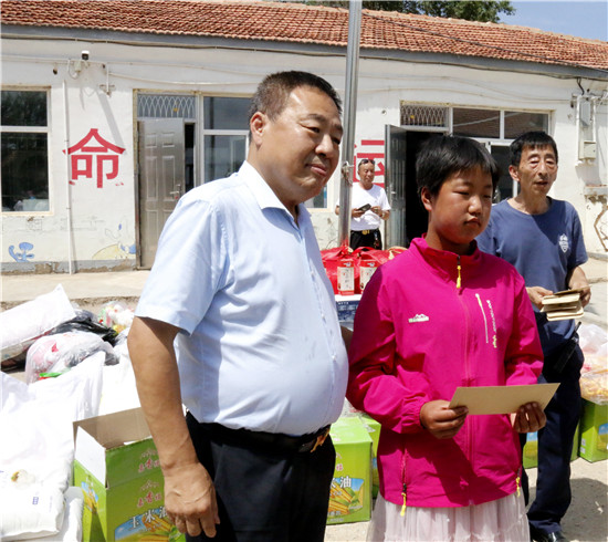 北京爱心人士走进察右中旗宏盘乡中心校捐资助学献爱心