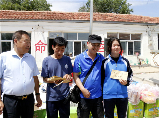 北京爱心人士走进察右中旗宏盘乡中心校捐资助学献爱心