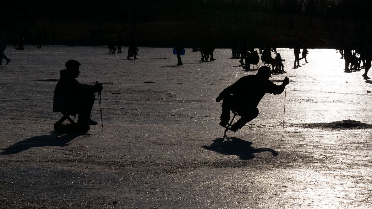 笑琰（靳新国）摄影作品——夕阳里的冰上乐趣