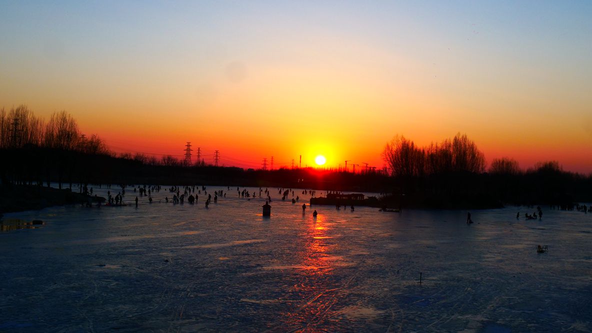 笑琰（靳新国）摄影作品——夕阳里的冰上乐趣