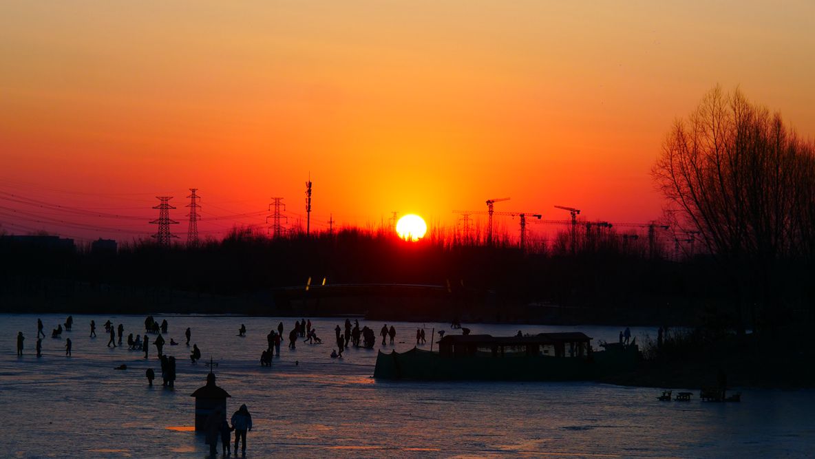 笑琰（靳新国）摄影作品——夕阳里的冰上乐趣