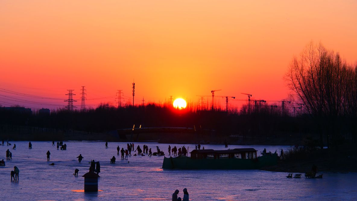 笑琰（靳新国）摄影作品——夕阳里的冰上乐趣