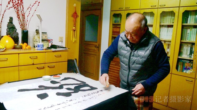 《书香墨韵》专访著名书法家江鸟:要临帖,把修养思想融进去 《书香墨韵》专访著名书法家江鸟:要临帖,把修养思想融进去