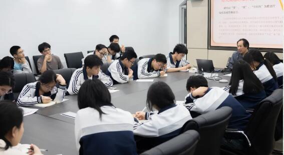 诗人作家、书法家靳新国谈写作的奥秘