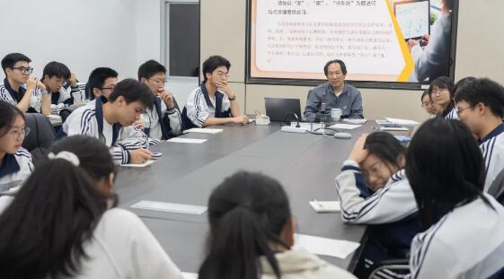诗人作家、书法家靳新国谈写作的奥秘