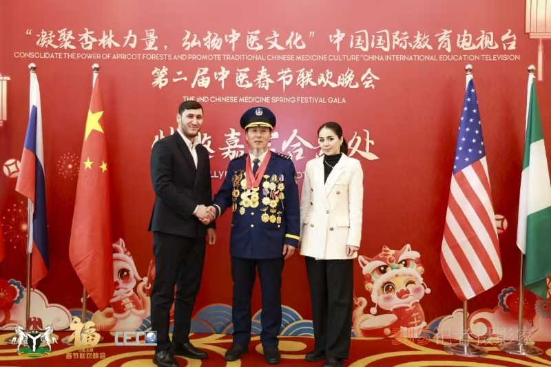 老中医朱培于在 2025 第二届中医春晚分享从医精神与初衷 老中医朱培于在 2025 第二届中医春晚分享从医精神与初衷